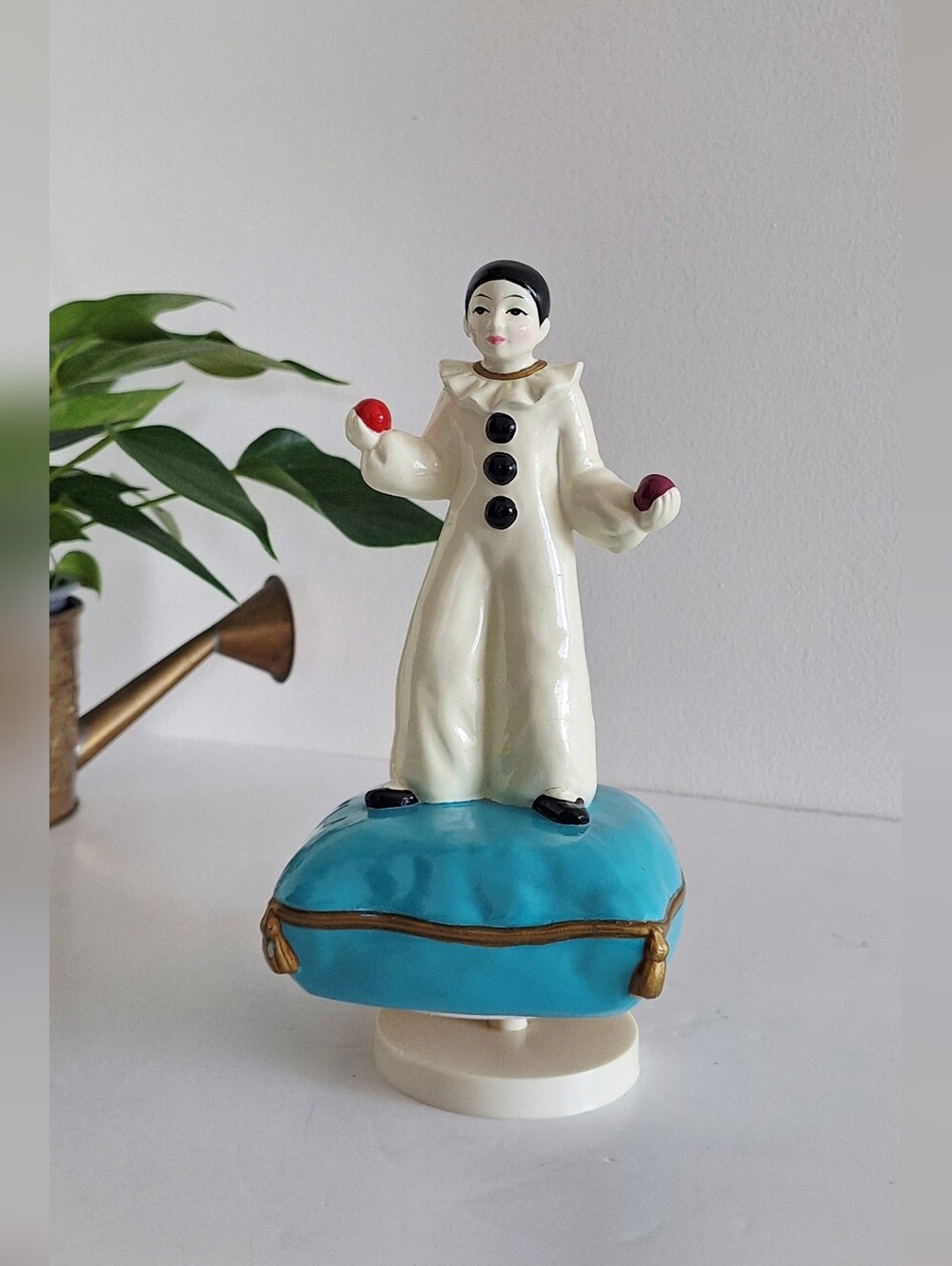Pierrot Musical Juggler